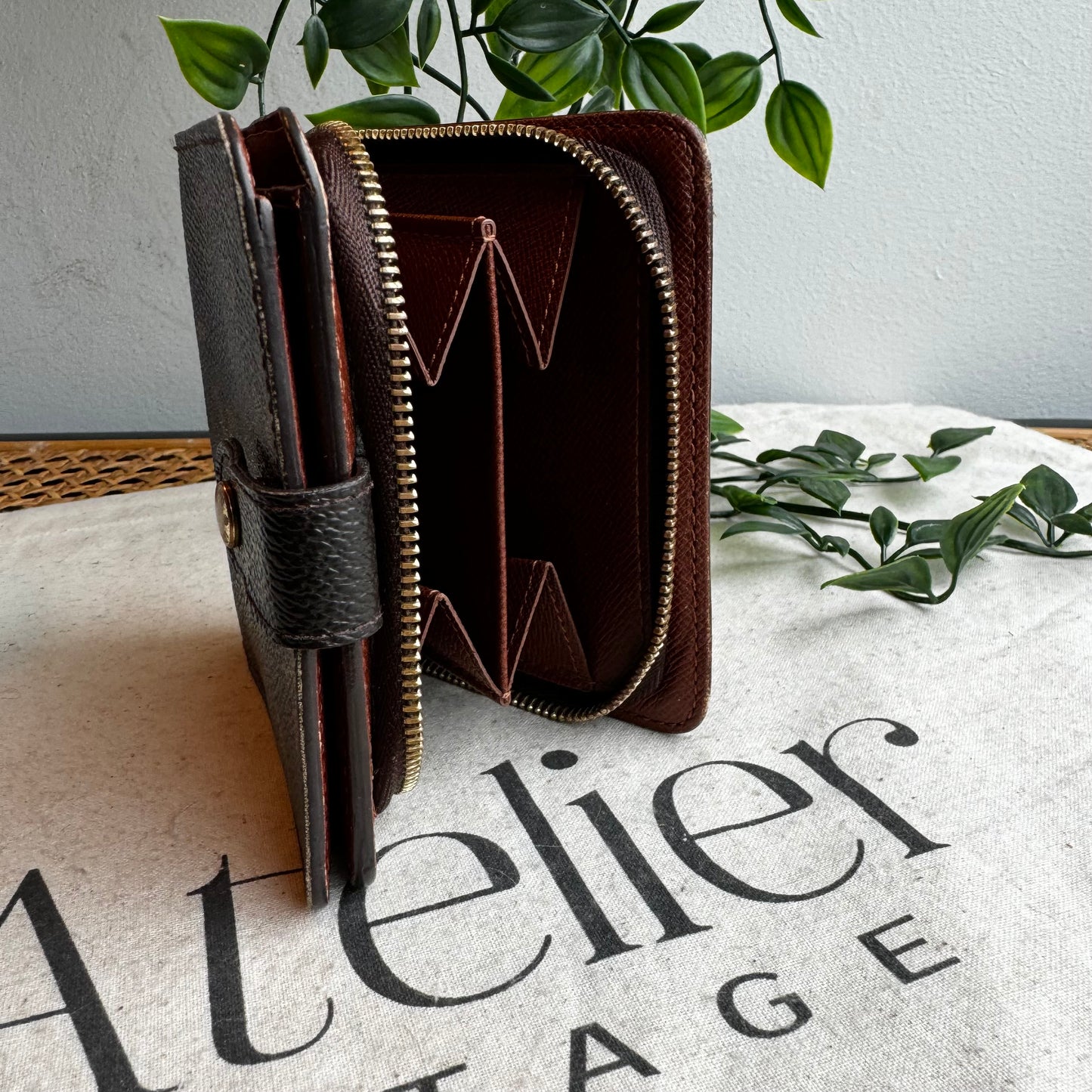 Louis Vuitton Zip Around Tri fold Purse