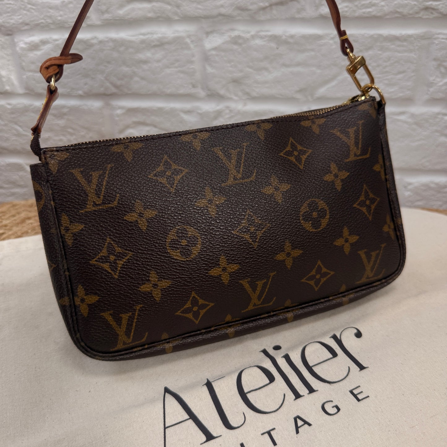 Louis Vuitton 2002 Pochette Accessoires