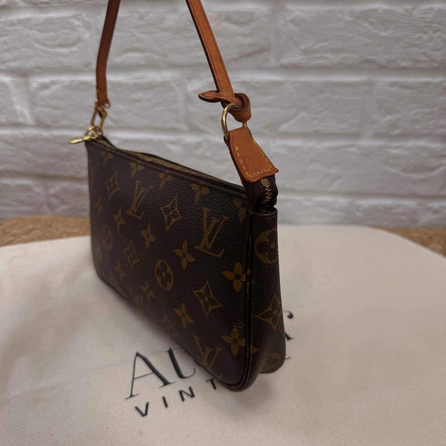 Louis Vuitton 2002 Pochette Accessoires